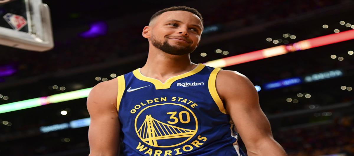 Curry leads Warriors to make history by defeating 76ers