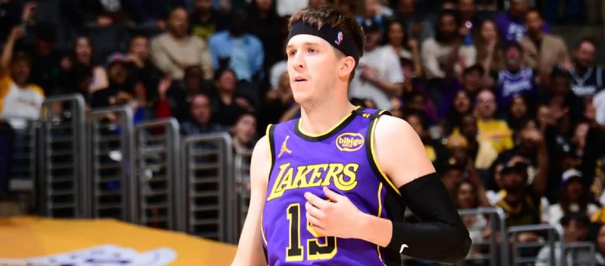 奥斯汀·里夫斯在对阵洛杉矶快船队的比赛中右小腿不适