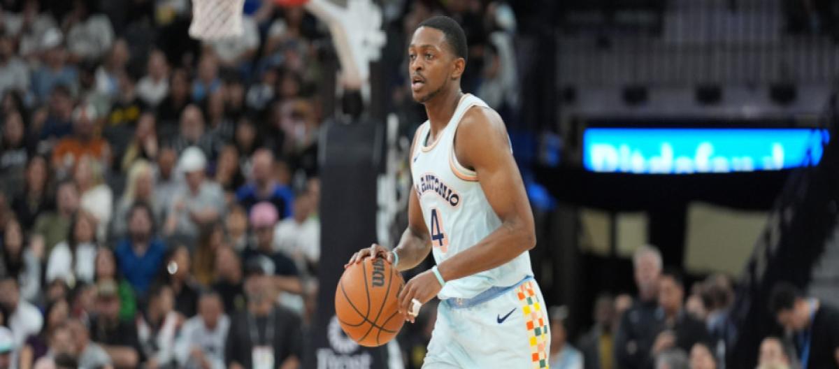 马刺控卫福克斯因小指手术赛季报销，预计下赛季复出