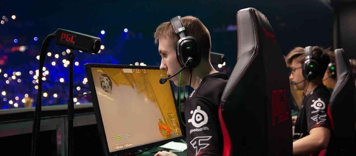 CS2：冠军之星ropz，前后帮FaZe和Vitality战队创佳绩捧起奖杯。