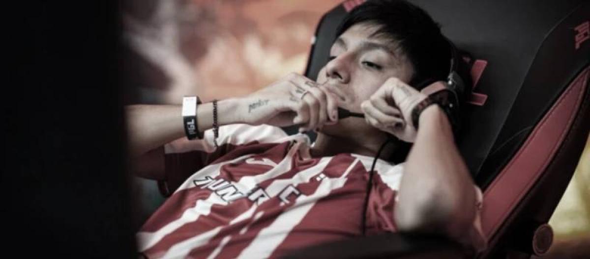 《Dota 2》电竞选手Parker在比赛中睡着