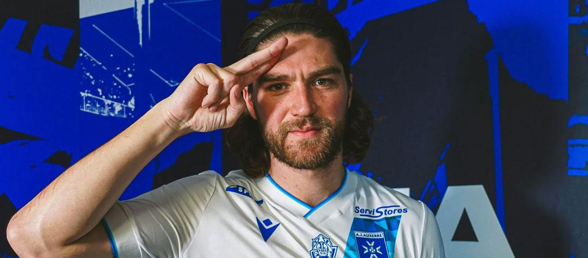 Auxerre officially announce the signing of Watford's Chile international defender Francisco Sierralta..