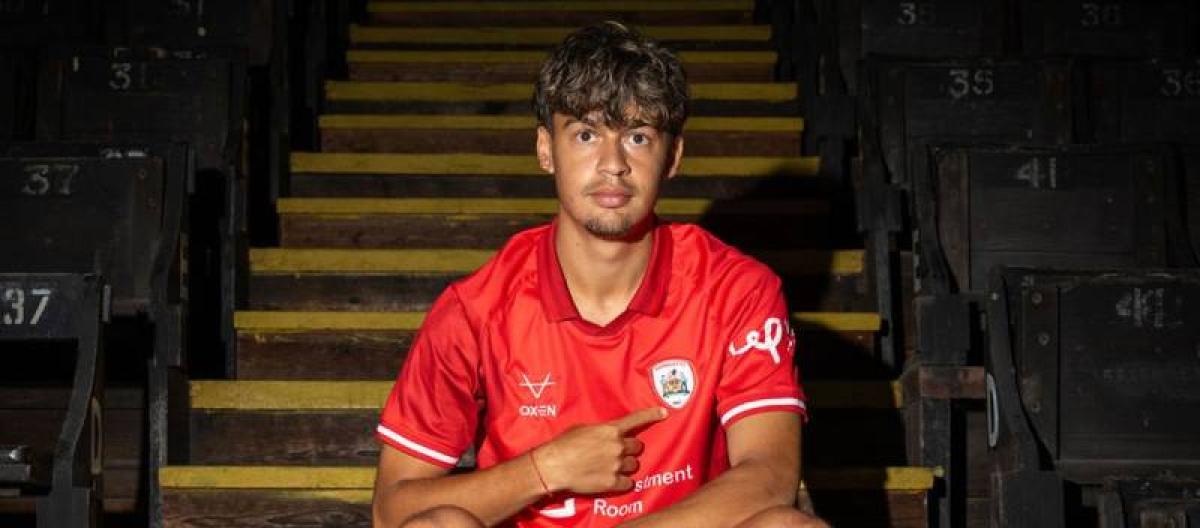 Barnsley sign Brighton winger Kellan Weeks on loan