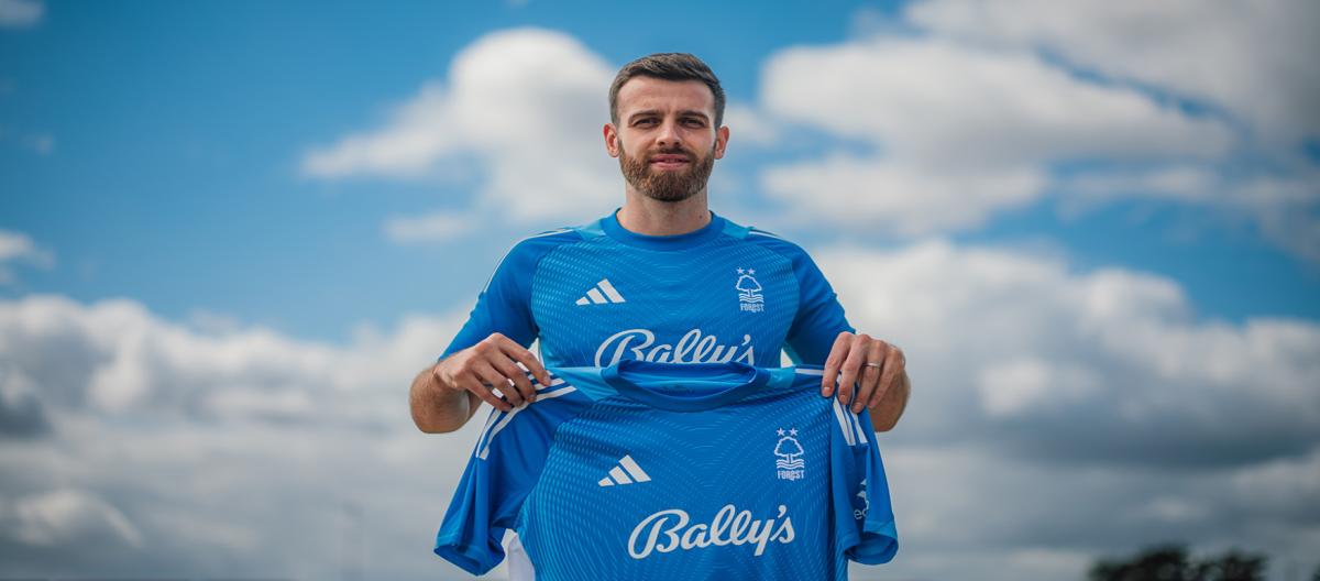 Nottingham Forest have announced the signing of Angus Gunn on a one-year contract.
