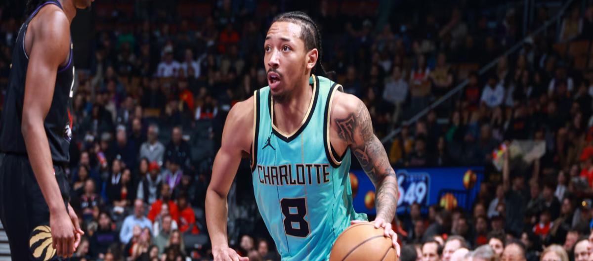 官方：湖人双向合同签下前黄蜂后卫小尼克·史密斯