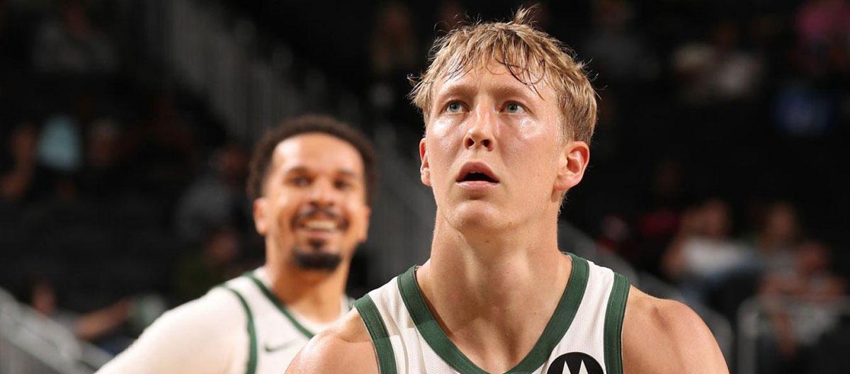 沙姆斯：雄鹿同意与AJ格林续签一纸为期4年值4500万美元的新长约..