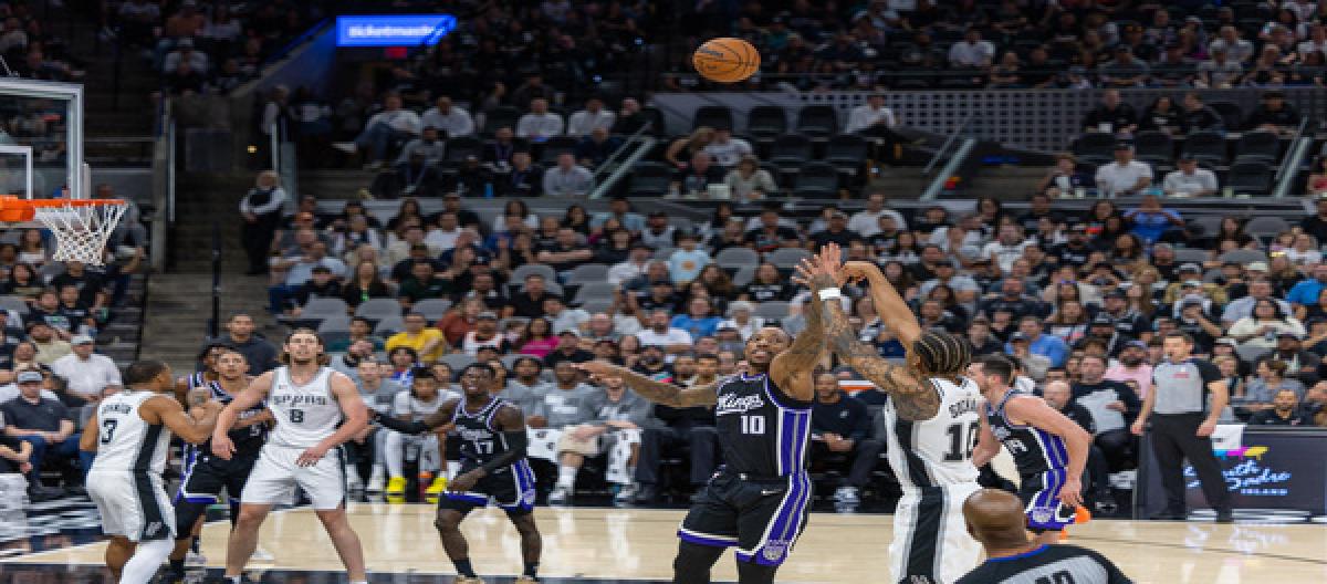 Fox had a breakout game with 28 points and 11 rebounds, while Vanderbilt were absent as the Spurs defeated the Kings 123-110.