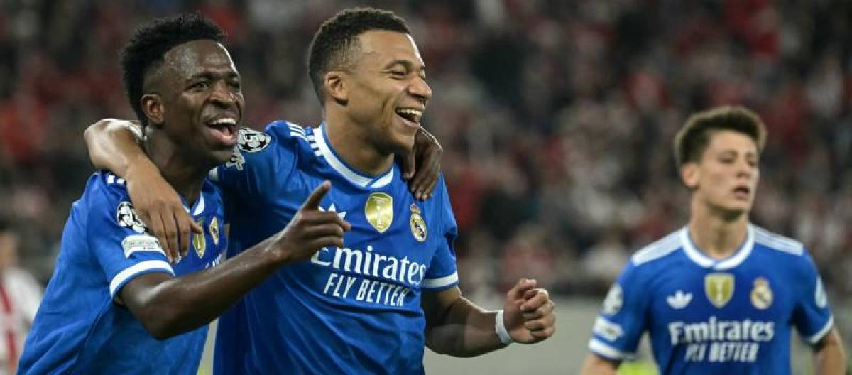 Mbappe scores four goals in a single Champions League match, winning MVP again; thanks his teammates for the passes.