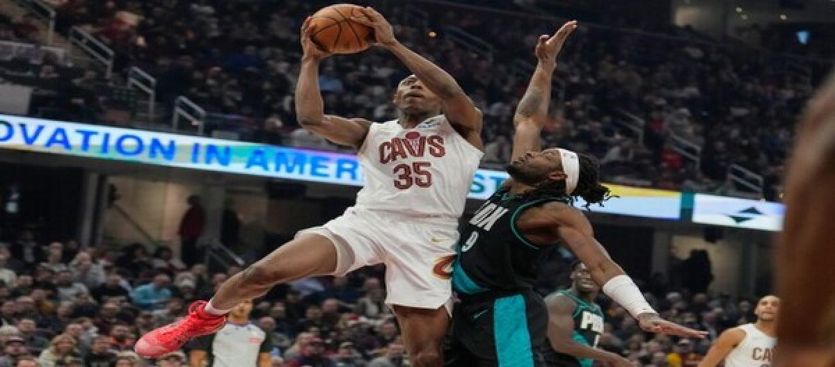 Mitchell's 33 points weren't enough to save the Trail Blazers from a 122-110 victory over the Cavaliers.