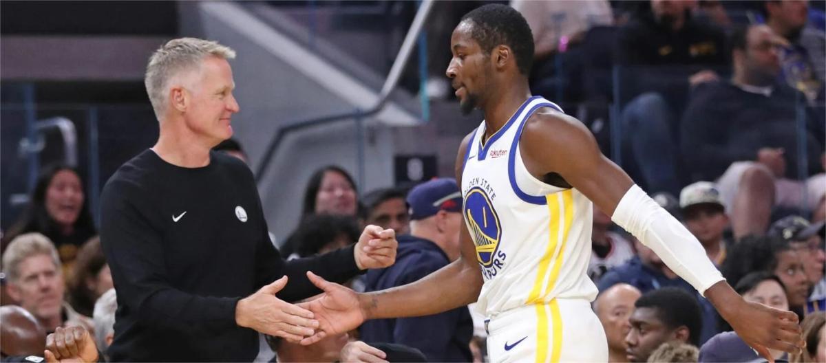 Warriors narrowly lost to 76ers; Steve Kerr said he liked the players' fighting spirit.