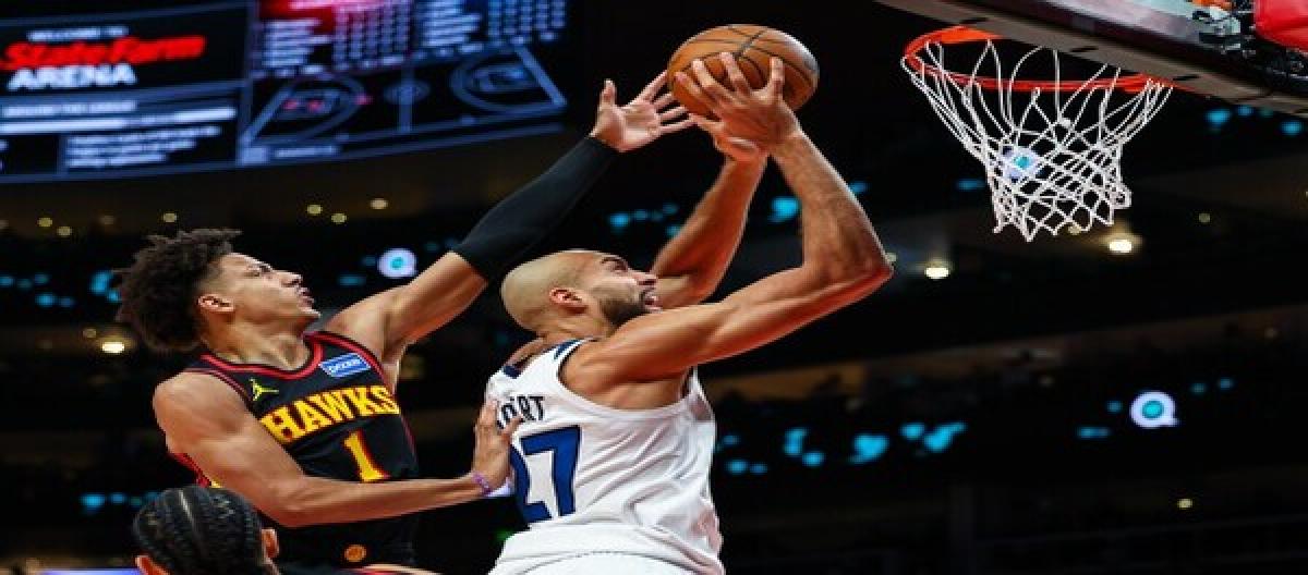 Johnson's 34 points led the Hawks to a 126-102 victory over the Timberwolves.