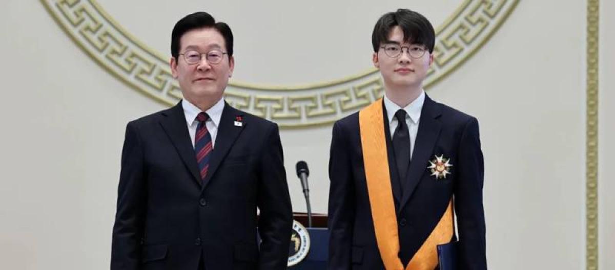 T1 legend Faker was awarded the Blue Dragon Medal, South Korea's highest sports honor.