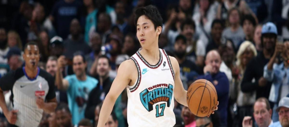 Official: The Bulls have waived Terentin Flowers and re-signed Yuki Kawamura to a two-way contract.