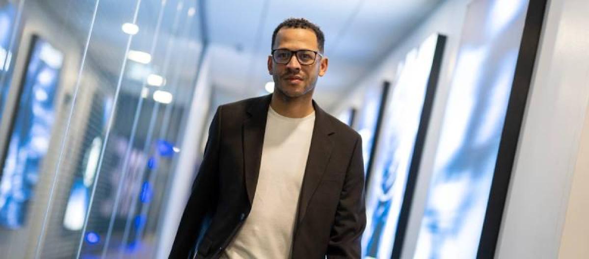 Liam Rossene arrives at Chelsea and signs a seven-year contract.