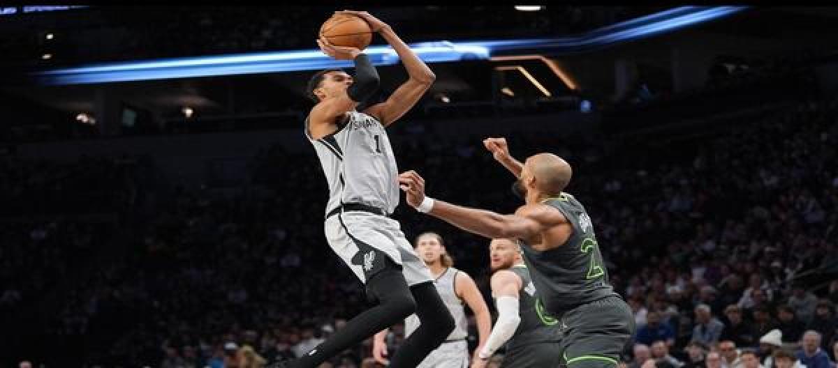 Wimbledon and Yamaz scored 29 points in a losing effort, but the Timberwolves rallied to defeat the Spurs 104-103.