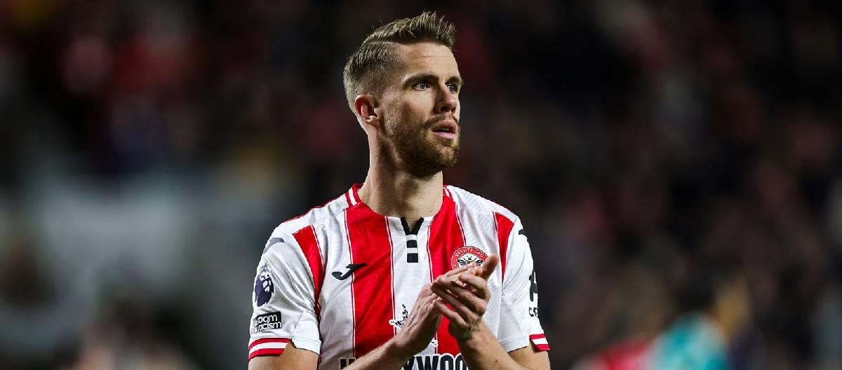 Christopher Ayer has signed a contract extension with Brentford and will remain with the club until the summer of 2023.