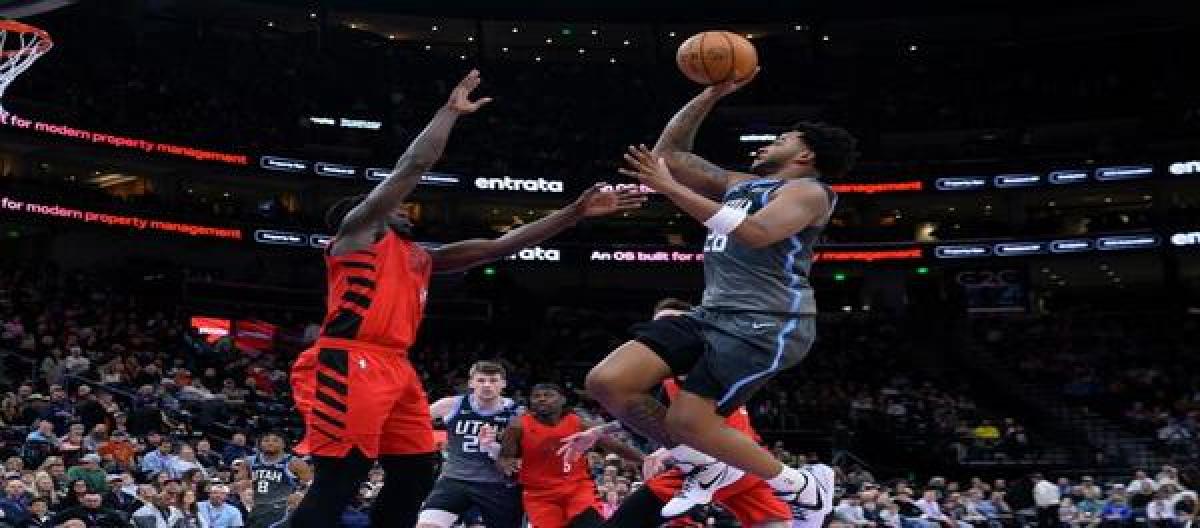 Holiday's 31 points shone as the Trail Blazers easily defeated the Jazz 136-119.