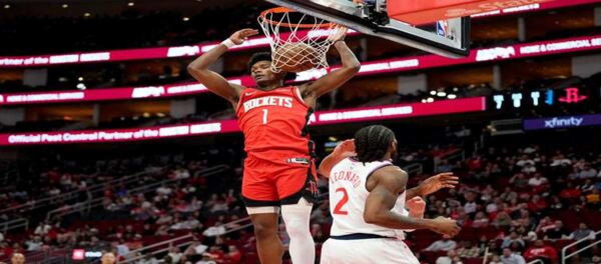 Leonard scored 27 points as the Clippers narrowly defeated the Rockets 105-102.