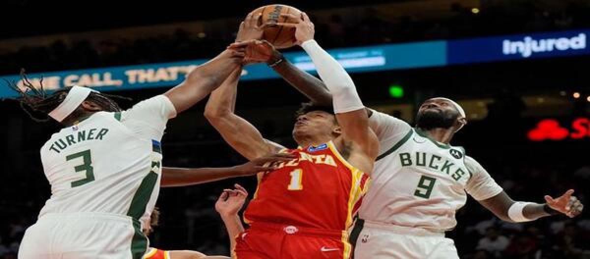 McCollum's 30 points shone throughout the game as the Hawks easily defeated the Bucks 122-99.