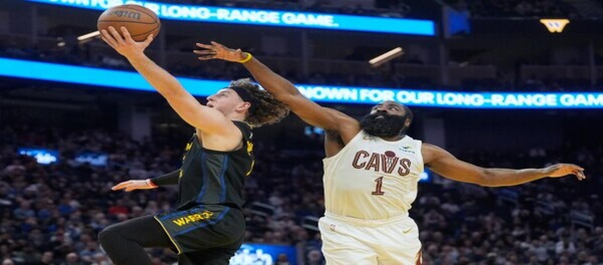 Mitchell scored 25 points and Strauss added 24, as the Cavaliers defeated the Warriors 118-111.