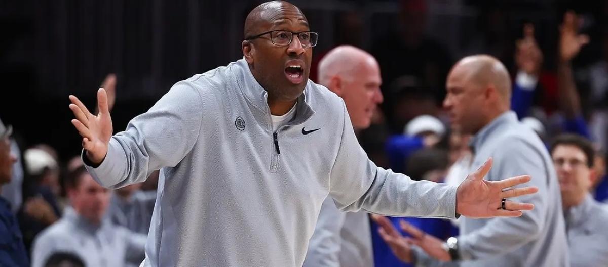 Mike Brown praises Knicks' perseverance in their narrow victory over Hawks.