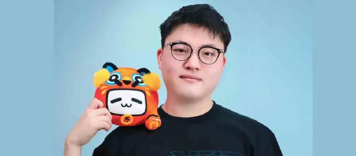 英雄联盟：Uzi比赛大功告成，在赌场消费被粉丝捕获，一起合照。