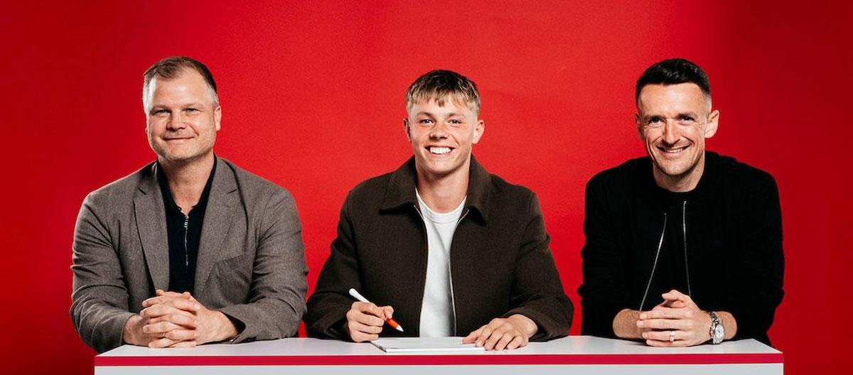 斯图加特与德国U19国脚级门将弗洛里安·赫尔斯特恩签订首份职业合同..