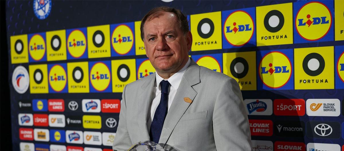 Weiss returns to the team after 14 years, replacing Calzona as Slovakia's head coach.