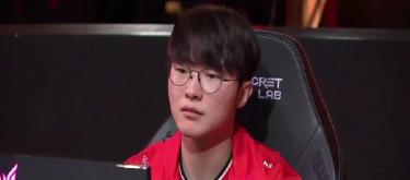 英雄联盟：Faker 2025年首座冠军，绽放中单天赋，Zeus招牌英雄反被虐。