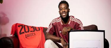 肥皂剧终演完！拜仁慕尼黑正式官宣与阿方索·戴维斯完成续约..