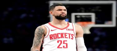 Reeves scored 31 points to help the Lakers lead the Pacers