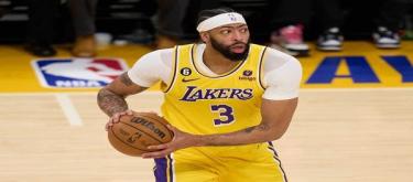 Mavericks set a team record with 18 blocks in a single game. Davis' debut 26+16+3 amazed the audience