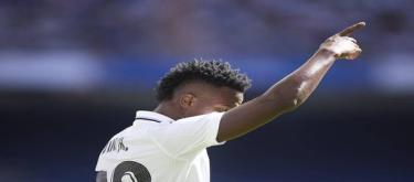 Barcelona beat Sevilla 4-1 away and is only 2 points away from the top