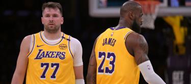 Los Angeles Lakers defeat New York Knicks, winning eight straight games