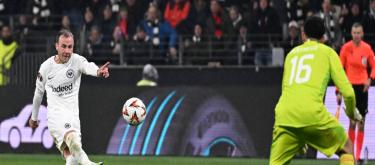 欧联杯——格策梅开二度，法兰克福4-1双杀阿贾克斯晋级八强