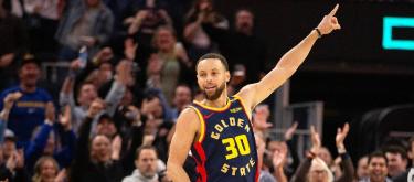 Stephen Curry becomes first player in NBA history to hit 4,000 three-pointers