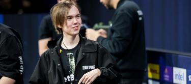 CS2：年度选手买过最贵的东西是部苹果手机？