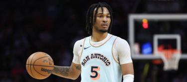 圣安东尼奥马刺队后卫斯蒂芬·卡斯尔荣膺NBA年度最佳新秀