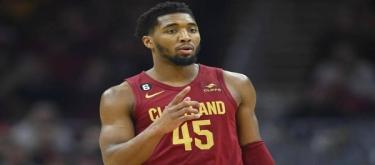 米切尔狂砍43分 骑士大胜步行者扳回一城 系列赛1比2落后