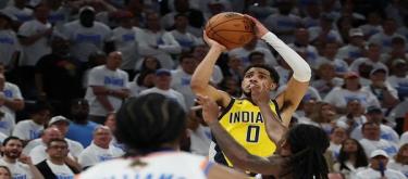 Pacers' hidden worries intensify! Haliburton is injured after the game and his participation in G3 is in doubt.