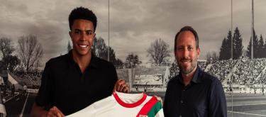 Official: Augsburg extends contract with 18-year-old central defender Noakai Banks until 2029