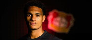 勒沃库森官宣正式签下利物浦U21国脚级后卫妖星贾勒尔·库安萨..