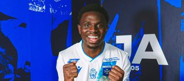 Auxerre officially completes the signing of Strasbourg's French defender Marvin Senaya..