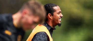 奈杰尔·隆维克与狼队签署新合同，并且将以租借形式加盟卢顿镇