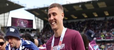Official: Burnley extends contract with 23-year-old central defender Esteve until 2030