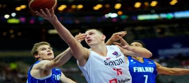 Finland defeated Serbia, the favorite to win the championship, and advanced to the quarterfinals in a historic victory
