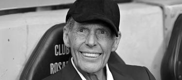 传奇前阿根廷国脚兼主教练米格尔·安赫尔·鲁索因前列腺癌去世，享年 69 岁。