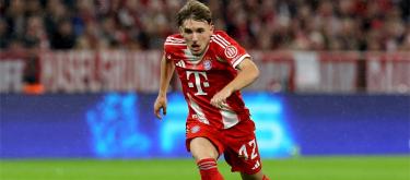 Kompany encourages Lennart Carr to enjoy playing football