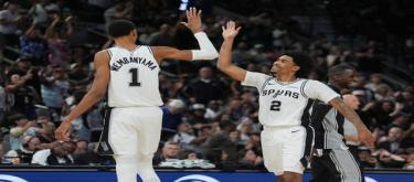 Wimbledon and Yamaba scored 27 points as the Spurs defeated the Heat 107-101, extending their winning streak to five games.