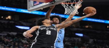 Fox rallied in the final quarter to lead the Spurs to a narrow 126-119 victory over the Grizzlies.